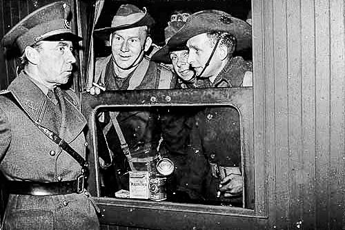 Count Folke Bernadotte (left) in conversation with Australian POWs at the scene of a prisoner exchange. Photo by anonymous (October 1943). Courtesy of the Swedish Red Cross. PD-Copyright holder release. Wikimedia Commons.