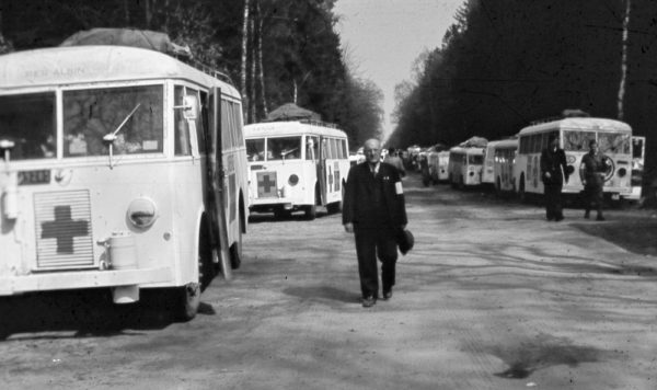 The White Buses in the forest at Friedrichsruh in 1945. Photo by anonymous (c. 1945). National Museum of Denmark. PD-Expired Copyright. Wikimedia Commons.