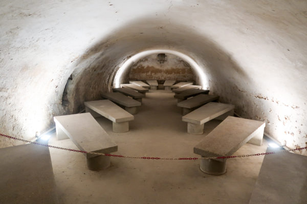 Interior of temporary crypt where coffins were placed on concrete slabs. Photo by Celette (2018). PD-CCA-Share Alike 4.0 International. Wikimedia Commons.