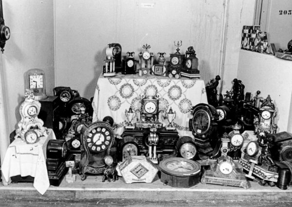 Clocks on display at Lévitan. Photo by anonymous (c. 1945). German Federal Archives, Koblenz. Photo ID number B 323-311 No. 70.