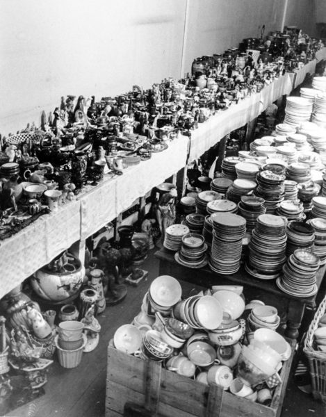 Ceramic dishes and other items displayed at Lévitan. Photo by anonymous (c. 1945). German Federal Archives, Koblenz. Photo ID number B 323-311 No. 65.