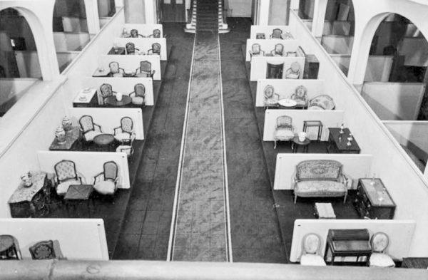 Interior of Lévitan: displays of stolen furniture. Photo by anonymous (c. 1945). German Federal Archives, Koblenz.