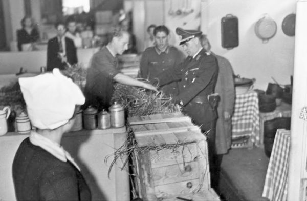 German officer being shown Lévitan’s wares. Photo by anonymous (c. 1943). German Federal Archives, Koblenz.