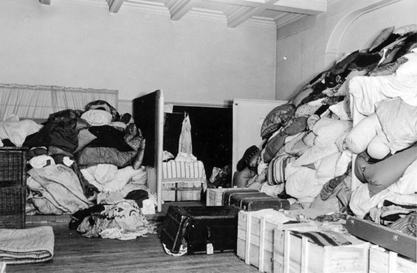 Linens, bedding, and other textiles. Photo by anonymous (c. 1945). German Federal Archives, Koblenz. Photo ID number B 323-311 No. 38.