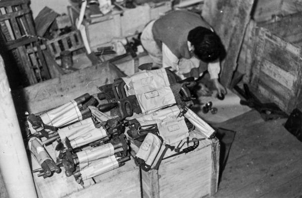 Inmates assembling tool kits. Photo by anonymous (c. 1945). German Federal Archives, Koblenz. Photo ID number B 323-311 No. 53.