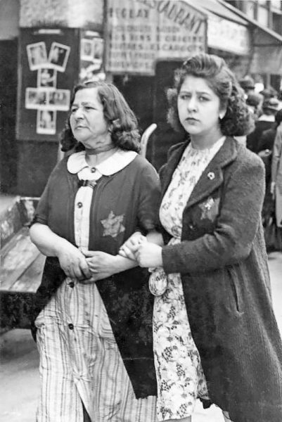 Jewish women with star. Photo by anonymous (c. June 1942). German Federal Archives. Bundesarchiv, Bild 183-N0619-506/CC-BY-SA 3.0. Wikimedia Commons.