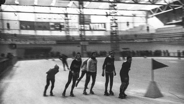 Roller skating inside the Vélodrome d’Hiv. Photo by Rol Agency (15 October 1911). PD-70+ or less. Wikimedia Commons.