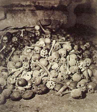 Le catacombe (the Catacombs). Photo by Félix Nadar (c. 1861-62). PD-100+. Wikimedia Commons.