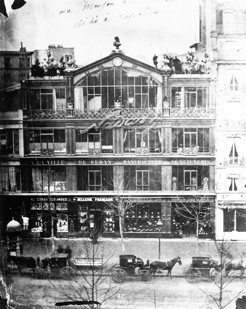 Nadar’s studio in 1860. Notice the giant sign “Nadar” between the two top floors. Photo by anonymous (c. 1860). PD-100+. Wikimedia Commons.
