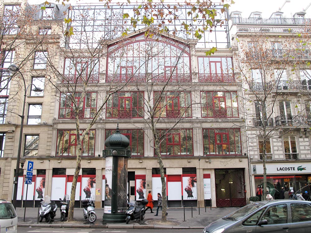 Contemporary exterior view of Nadar’s former studio at 35, boulevard des Capucines. It was here that the first exhibition of French impressionist painters took place in 1874. Photo by Tangopaso (2009). PD-Released by author. Wikimedia Commons.