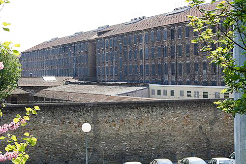 Exterior of Fresnes Prison. Photo by Lionel Allorge (April 2011). PD-GNU Free Documentation License. Wikimedia Commons.