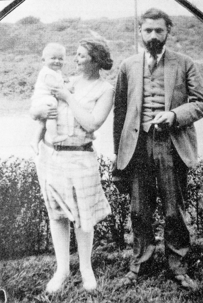 Suzanne holding Pilette (left). Claude Spaak on the right. Photo by anonymous (c. 1928).