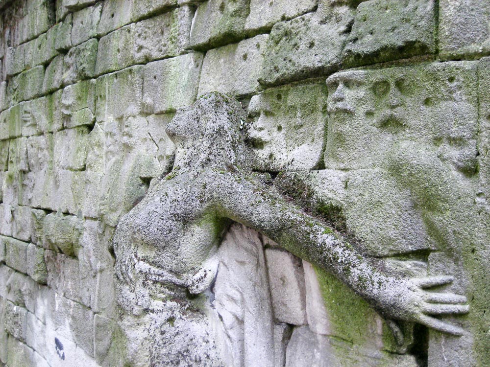 Section of the Communard Wall, Père Lachaise Cemetery. Photo by karaian (2010). PD-CCA 2.0 Generic license. Wikimedia Commons.
