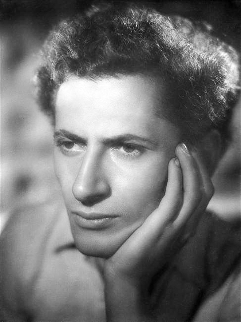 Marcel Marceau studio portrait shortly after the war ended. Photo by Studio Harcourt (1946). PD-70+. Wikimedia Commons.