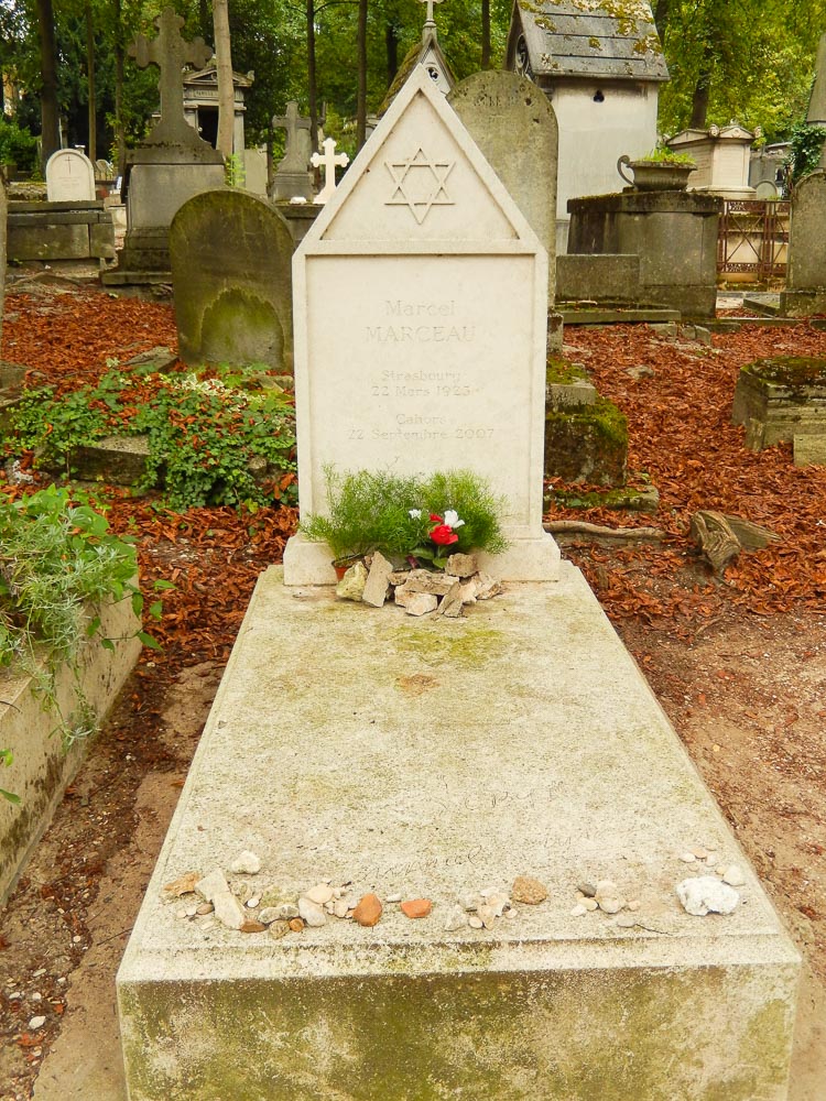 Marcel Marceau’s tomb at Père Lachaise Cemetery. Photo by Touron66 (2014). PD-CCA-Share Alike 4.0 International. Wikimedia Commons.
