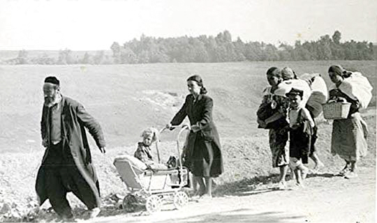 Displaced families. Photo by anonymous (c. 1945). 