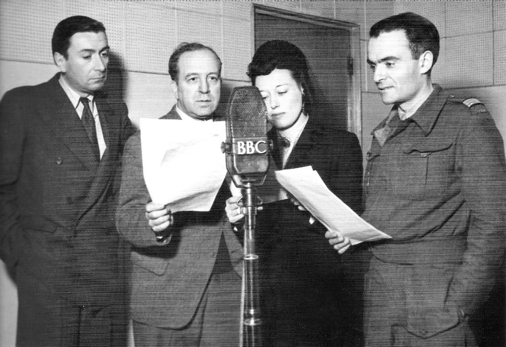 Broadcast of “Français parlent aux Français.” From left to right: Paul Boivin, Jacques Duchesne, Geneviève Brissot, and Jean-Paul Granville. Photo by anonymous (c. 1940-44).