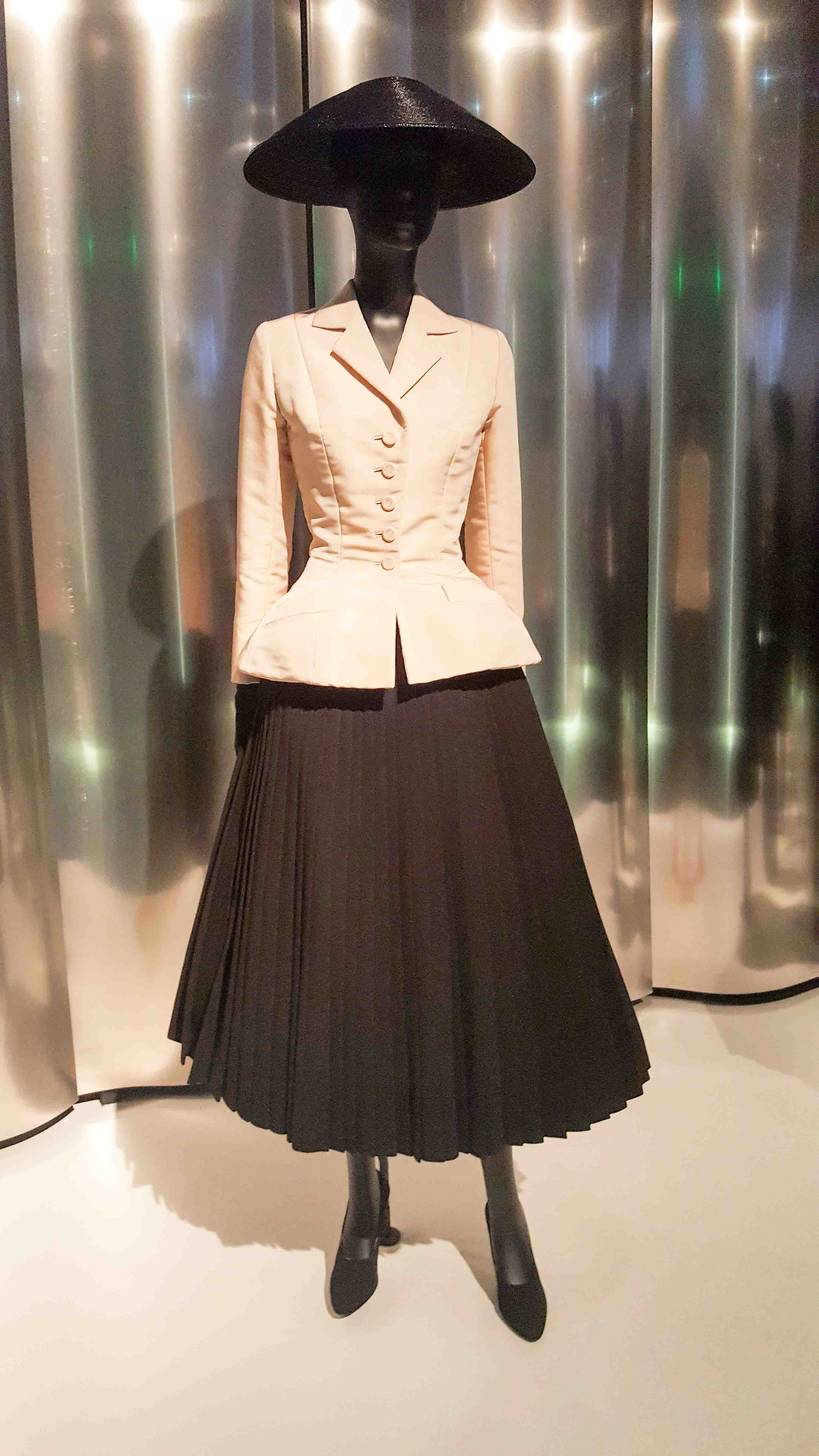 Silk shantung and pleated wool bar suit by Christian Dior ⏤ Spring-Summer 1947. Photo by SpiritedMichelle (2019). Denver Art Museum. PD-CCA-Share Alike 4.0 International. Wikimedia Commons.