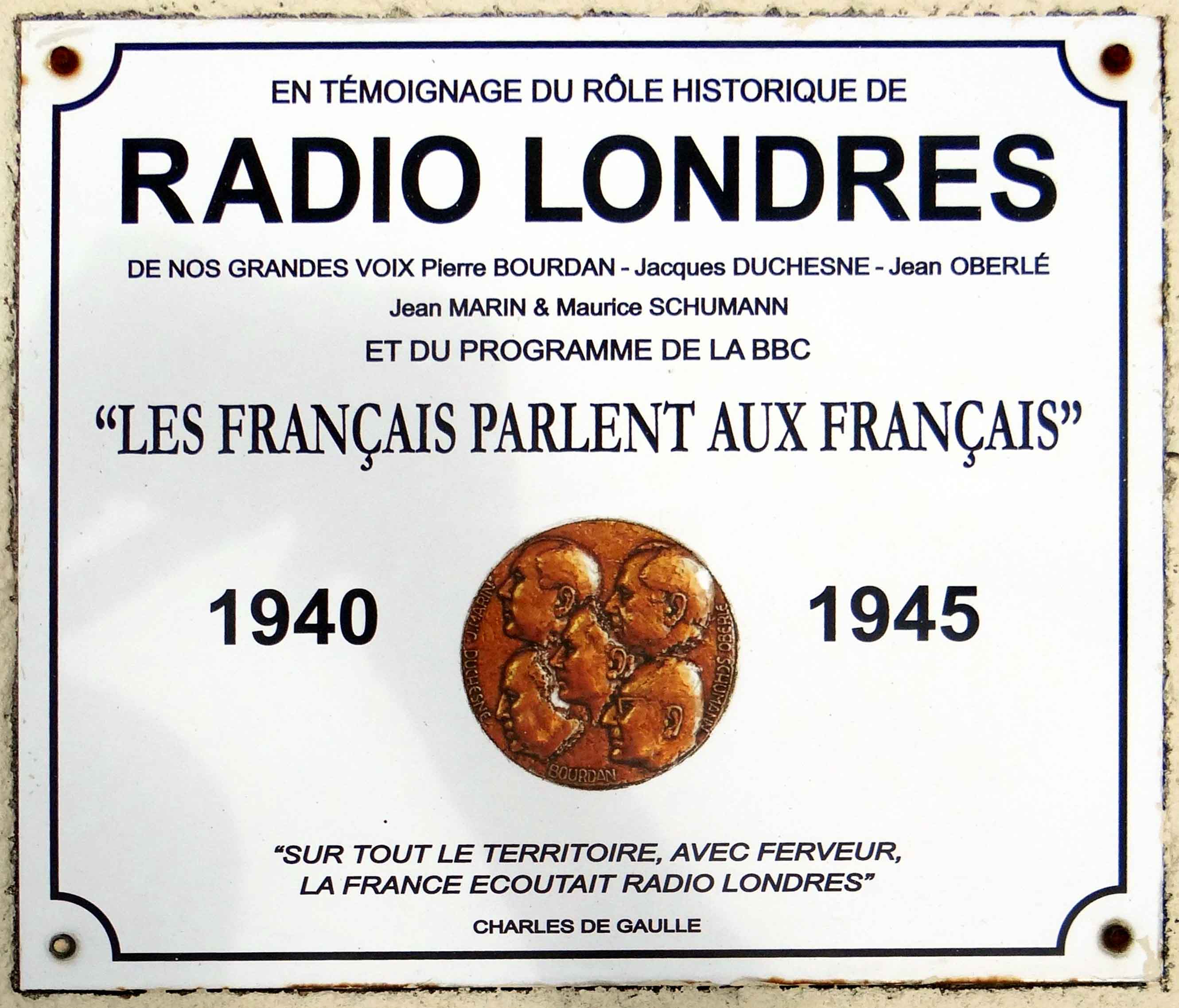 Plaque commemorating Radio-Londres. Photo by Wayne77 (2013). PD-CCA-Share Alike 4.0 International. Wikimedia Commons.