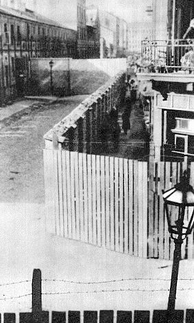 On 15 November 1940, the Warsaw Ghetto is sealed with a wall. Photo by Meczenstwo Walka, Zaglada Zydów Polsce 1939-1945. Poland. No. 75. (c. 1941). 