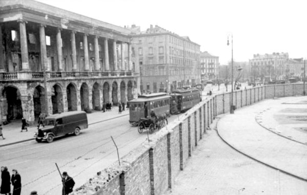 The Warsaw Ghetto: Iron Gate Square, ghetto wall, and Lubomirski palace. Photo by Ludwig Knobloch (24 May 1941). German Federal Archives. PD-Bundesarchiv, Bild 101I-134-0791-29A/Knobloch, Ludwig/CC-BY-SA 3.0. Wikimedia Commons.