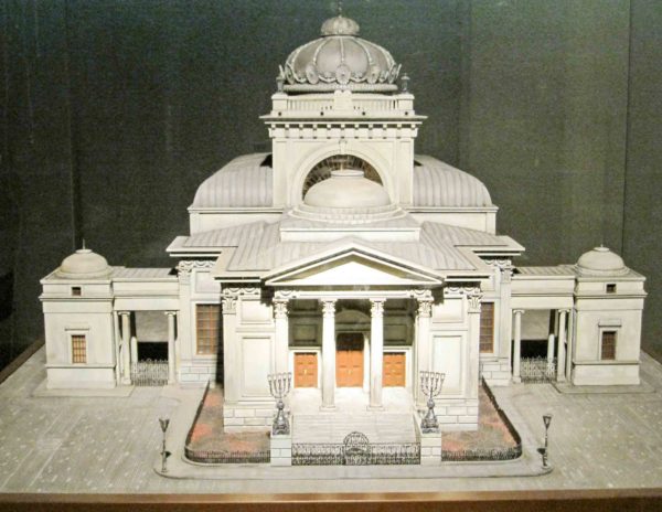 Model of the Great Synagogue in Warsaw. Photo by Sodabottle (August 2011). Diaspora Museum, Tel Aviv. PD-CCA-Share Alike 3.0 Unported. Wikimedia Commons.