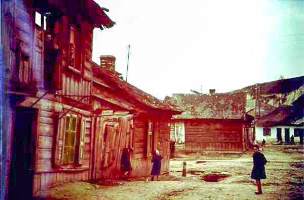 Transit ghetto in Izbica, occupied Poland during World War II. Photo by Melecheitan (date unknown). Izhbitza-Radzin Photo Album. PD-Copyright Holder Release. Wikimedia Commons.