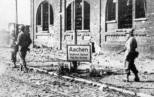 American soldiers entering Aachen, Germany. Photo by anonymous (c. October 1944).