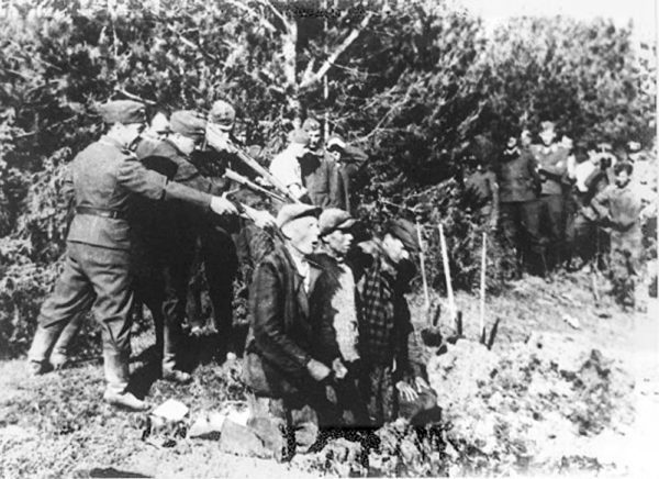 SS-Einsatzgruppen executing “freedom fighters.” Photo by anonymous (c. 1942). PD-Russian Public Domain. Wikimedia Commons.