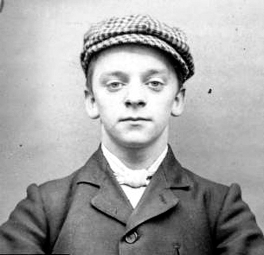 Police mugshot of “Peaky Blinder” Harry Fowles. Photo by anonymous (c. 1904). Daily Mail. PD-70+. Wikimedia Commons. 