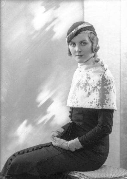 Diana Mitford. Photo by anonymous (c. 1932). National Portrait Gallery. PD-UK artistic work of which author is unknown. Wikimedia Commons.