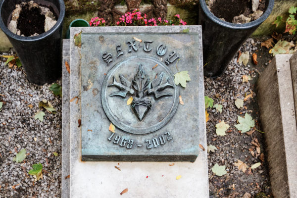 Grave of Sex Toy and name plaque. Photo by Pierre-Yves Beaudoin (2013). PD-CCA-Share Alike 3.0 Unported. Wikimedia Commons.