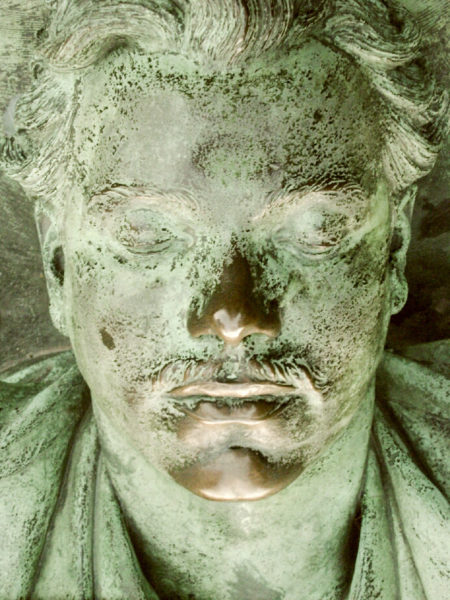 Closeup of Victor Noir effigy. Photo by Serein (2011). PD-CCA-Share Alike 3.0 Unported. Wikimedia Commons.