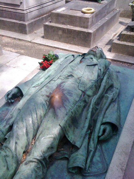 Victor Noir’s tomb and effigy. Notice the shiny crotch area. Photo by Gaël Chardon (2010). PD-CCA-Share Alike 2.0 Generic. Wikimedia Commons.