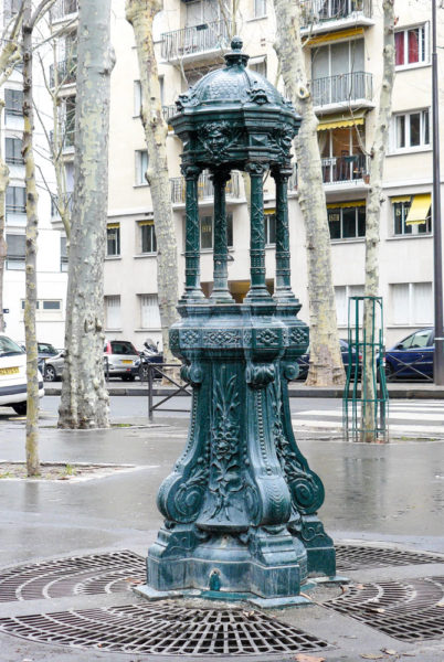 Wallace fountain – colonnade model; located at Place de Barcelone on Rue de Rémusat. Photo by Siren-Com (2010). PD-CCA-Share-Alike 3.0 Unported. Wikimedia Commons.