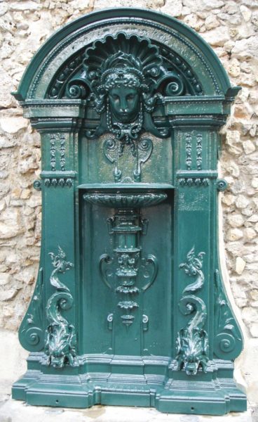 Wallace fountain – wall-mounted model; located on Rue Geoffroy-Saint-Hilaire. Photo by Marie-Lan Nguyen (2005). PD-Author Release. Wikimedia Commons.