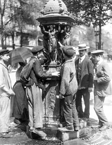Citizens using a Wallace fountain in Paris. Photo by Agence Rol (14 July 1911). Bibliothèque nationale de France. PD-70+. Wikimedia Commons.