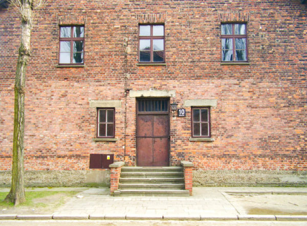 Block 10 – Medical experimentation block in Auschwitz: site of Mengele’s experiments on Auschwitz prisoners. Photo by VbCrLf (2008). PD-GNU Free Documentation License, V. 1.2 or later. Wikimedia Commons.