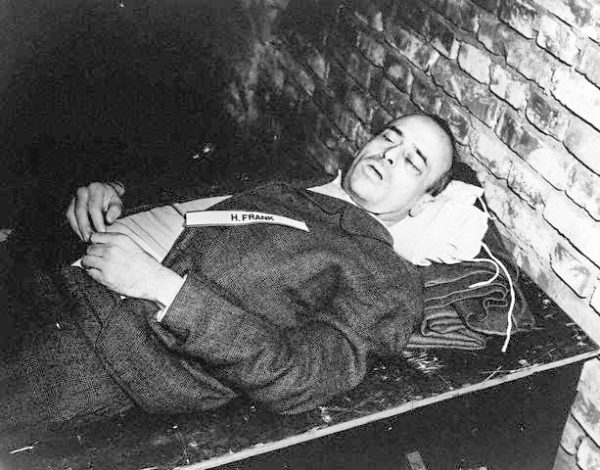 Body of Hans Frank minutes after being hanged. Photo by U.S. Army (16 October 1946). PD-U.S. Government. Wikimedia Commons.