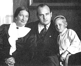 The Frank family: Brigitte (left), Hans Frank (center), and Niklas (right). Photo by anonymous (date unknown). Ullstein Bilderdienst.