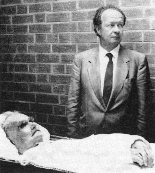 Wolf Rüdiger Hess alongside the body of his father, Rudolf Hess. Photo by anonymous (c. 1987).