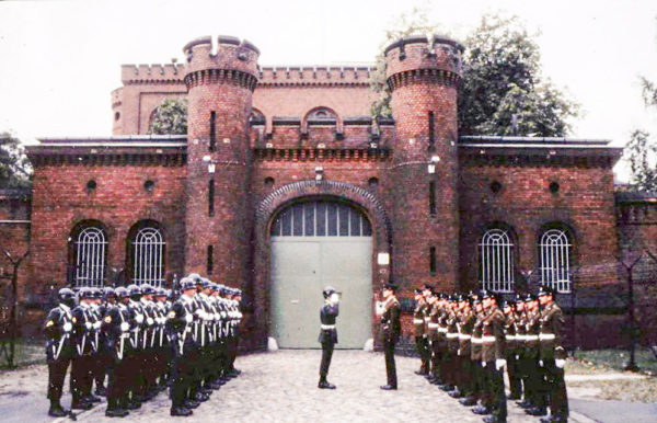 Exterior entrance to Spandau prison. Photo by Bauamt Süd, Einofski (c. 1986). PD-CCA-Share-Alike 3.0 Unported. Wikimedia Commons.