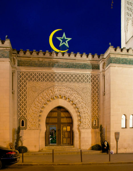 Main entrance to the Great Mosque of Paris. Photo by Jebulon (March 2011). PD-Creative Commons 1.0 Universal Public Domain Dedication. Wikimedia Commons.