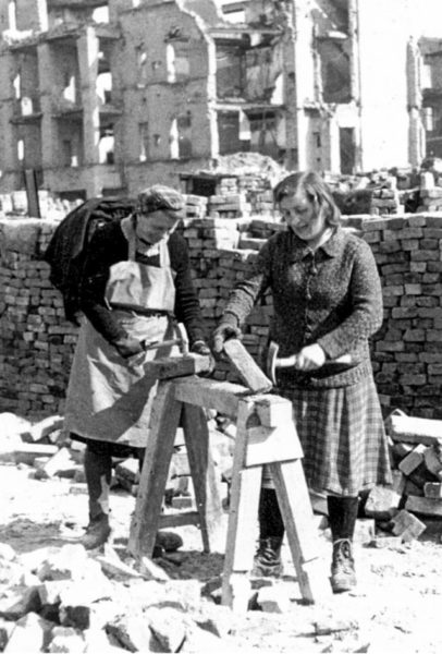 Two typical brick ladies in Berlin. Photo by Janczikowsky (c. 1946). PD-GNU Free Documentation License, Version 1.2. Wikimedia Commons.