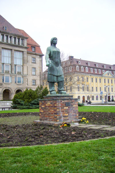Memorial for the Trümmerfrauen (rubble women) of Dresden. Photo by Torsten (2007). PD-GNU Free Documentation License, Version 1.2. Wikimedia Commons. 
