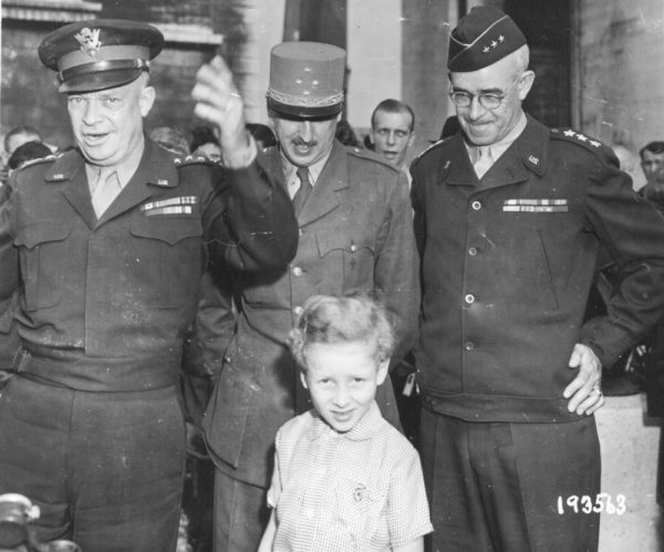 General Eisenhower (left) at the Arc de Triomphe with General Pierre Koenig (center) and General Omar Bradley (right). Photo by anonymous (27 August 1944). National Archives at College Park. PD-US Government. Wikimedia Commons.