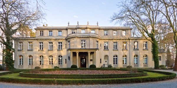 Exterior view of the House of the Wannsee Conference. Photo by A. Savin (12 February 2014)). PD-CCA-Share Alike 3.0 Unported. Wikimedia Commons.