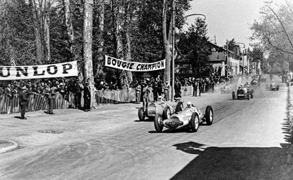 The start of the 1938 Pau Grand Prix. Photo by anonymous (c. 1938). Mercedes-Benz Classic Archives.