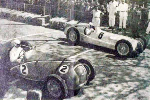 Starting row of the 1938 Pau Grand Prix. Réne Dreyfus in car no. 2 and Rudi Caracciola in car no. 6. Photo by L’Automobile sur la Côte d’azur (c. 1938). PD- Expired Copyright. Wikimedia Commons.