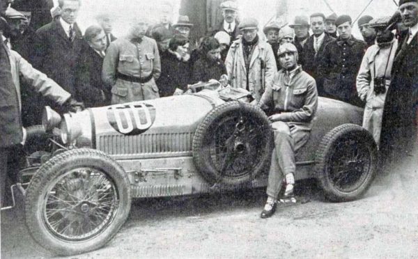 Lucy Schell at the 1928 Coupe de Bourgogne driving a Bugatti 37A. Photo by Le Sport Universel Illustré (c. May 1928). PD-Expired Copyright. Wikimedia Commons.